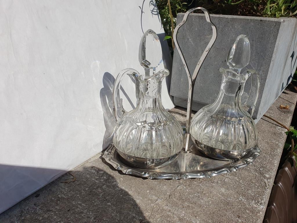 vinaigre et huile mis en verre sur un plateau en acier inoxy, Antiquités & Art, Enlèvement ou Envoi