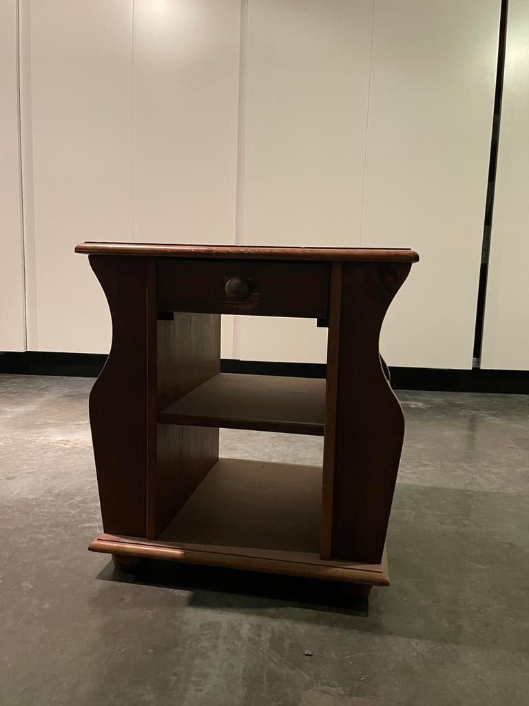 Stevig houten tafeltje met krantenrekje, Huis en Inrichting, Woonaccessoires | Krantenbakken en Lectuurbakken, Ophalen, Gebruikt