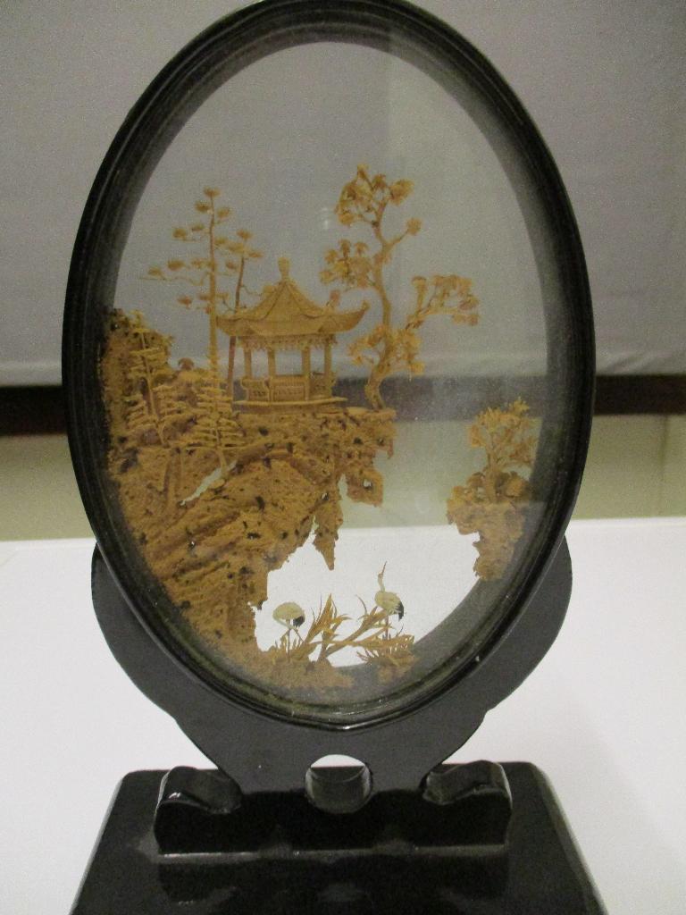 VINTAGE CHINEES DECOR MET TEMPEL HANDGESNEDEN IN KURK, Antiek en Kunst, Ophalen of Verzenden