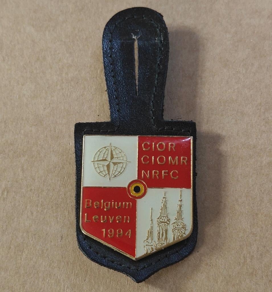 NAVO militaire badge CIOR / CIOMR / NRFC België Leuven 1994, Verzamelen, Ophalen of Verzenden, Embleem of Badge