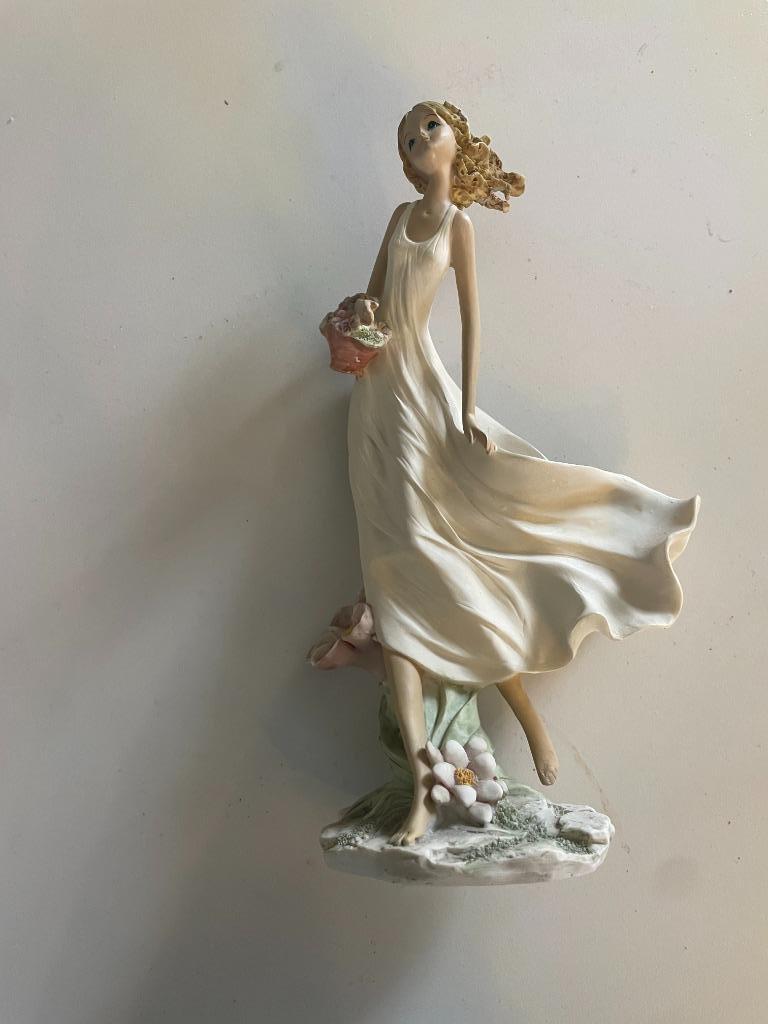 Fille fleuriste en porcelaine fine, Enlèvement
