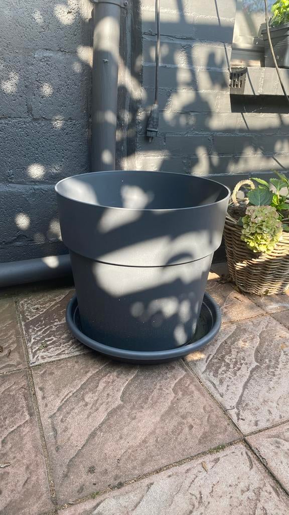 Grote bloempot met onderzetter plastic, Tuin en Terras, Ophalen, Zo goed als nieuw