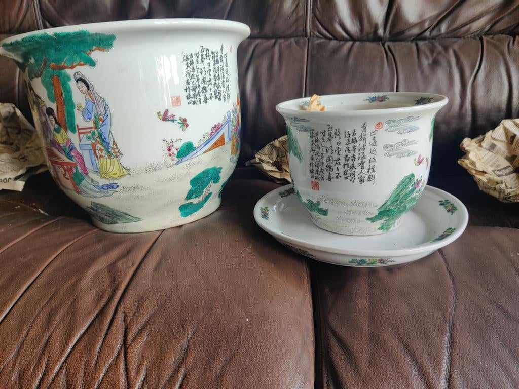 Twee Chinese bloempotten.( En 1 onderschaal.), Ophalen