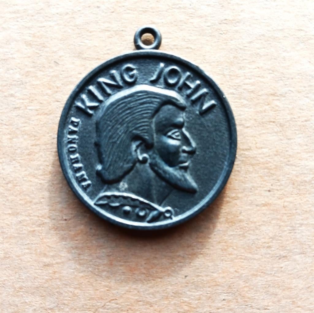 Medaillon, Ophalen of Verzenden, Zo goed als nieuw, Overige onderwerpen, Button