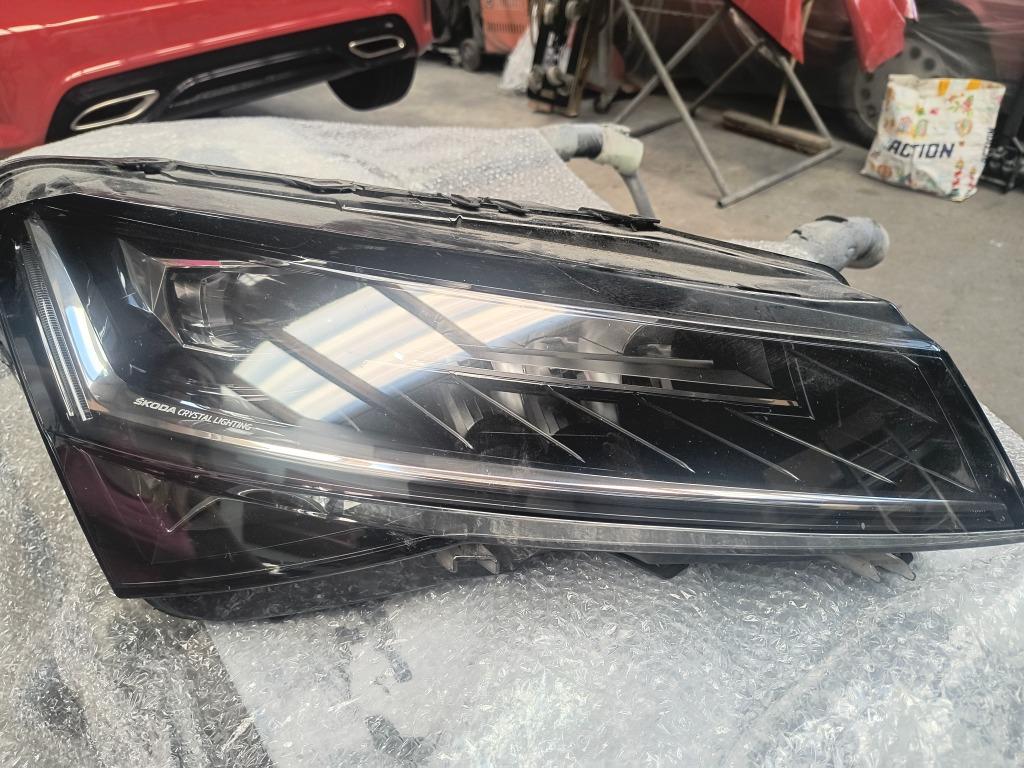 Phare Led avant droit Skoda superb 2020, Enlèvement, Utilisé, Skoda