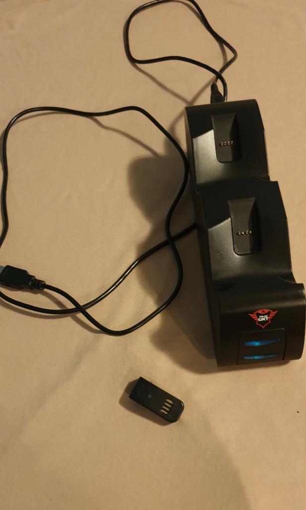 PS4 duo controlers oplader van Trust GXT, gratis erbij, Games en Spelcomputers, Ophalen of Verzenden, Zo goed als nieuw