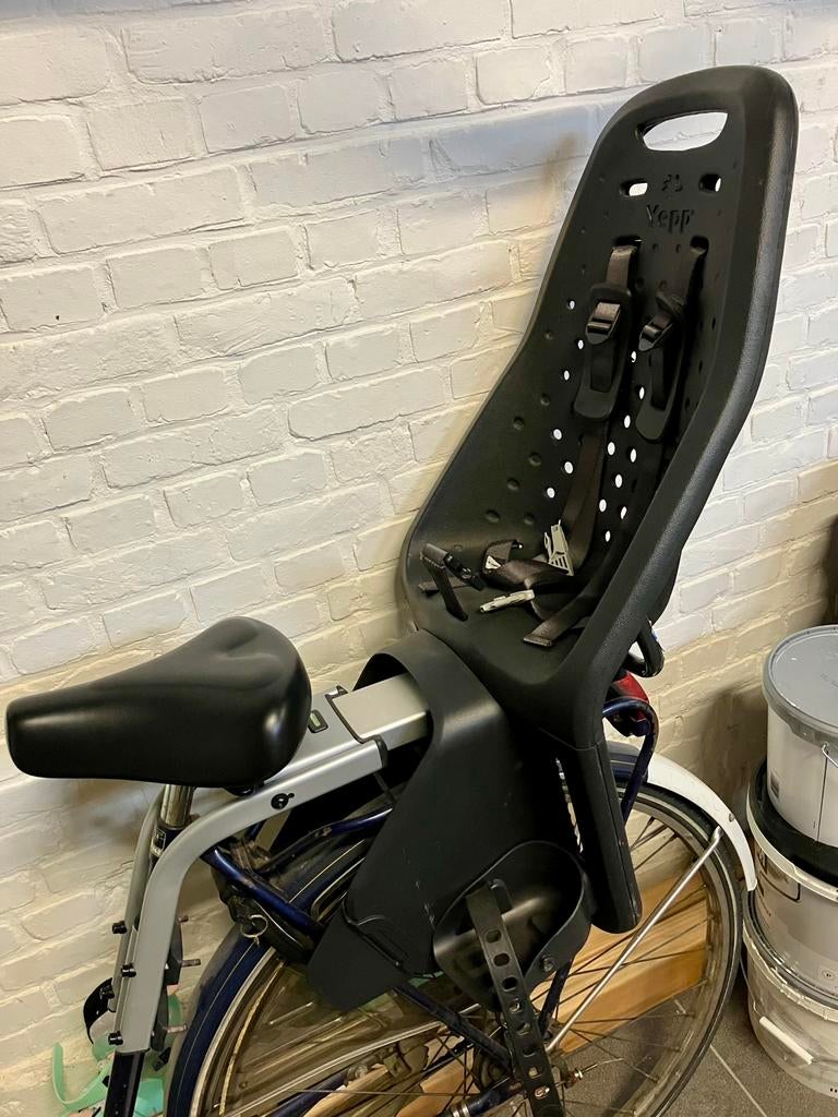 Yepp maxi fietsstoel zwart met zadelbeugel + 2 sleutels, Fietsen en Brommers, Ophalen, Zo goed als nieuw, Achterzitje, Voetsteuntjes