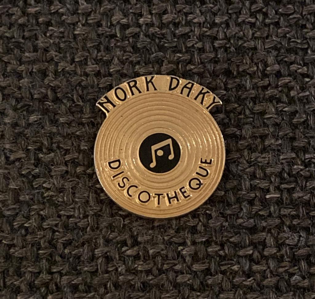 PIN - NORK DAKY - DISCOTHEQUE, Collections, Envoi, Utilisé, Autres sujets/thèmes, Insigne ou Pin's
