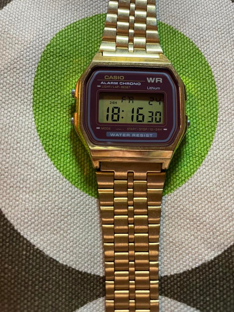 Montre Casio Vintage Gold - Made in Japan - État Nickel, Montre-bracelet, Casio, Enlèvement ou Envoi, Acier