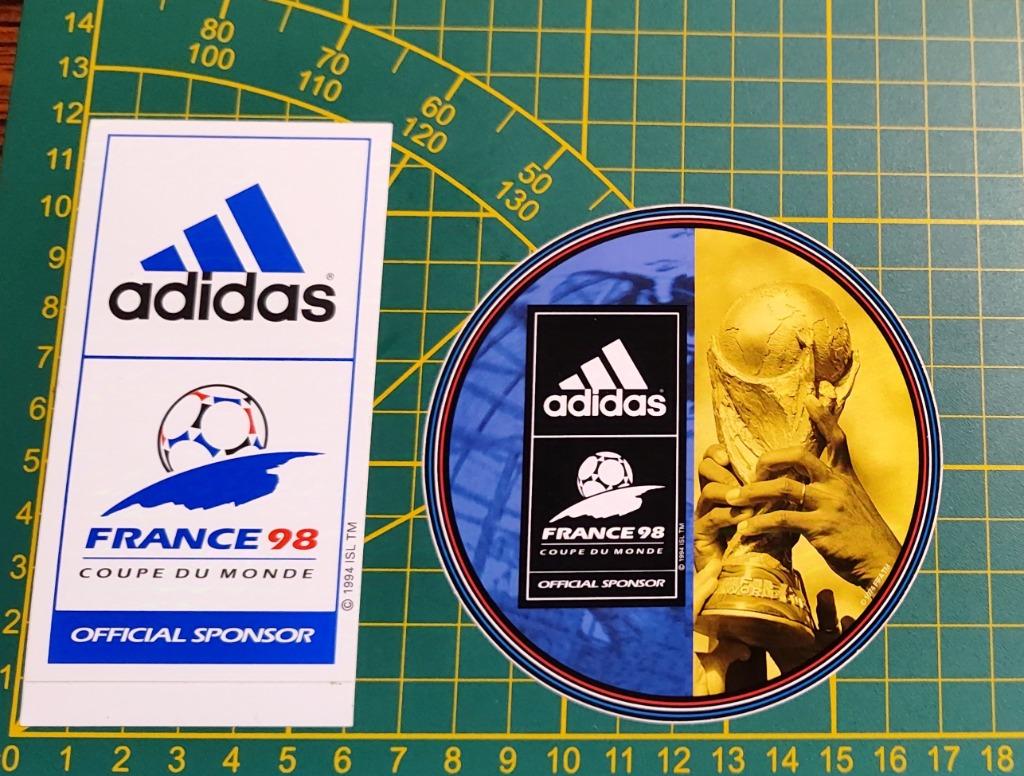 Lot 2x stickers Adidas WK voetbal 1998 France, Verzamelen, Stickers, Ophalen of Verzenden