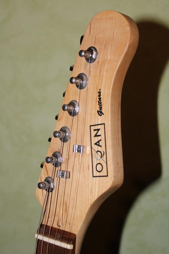 Guitare électrique OQAN type Strat + support – très bon é, Enlèvement ou Envoi, Comme neuf, Autres marques