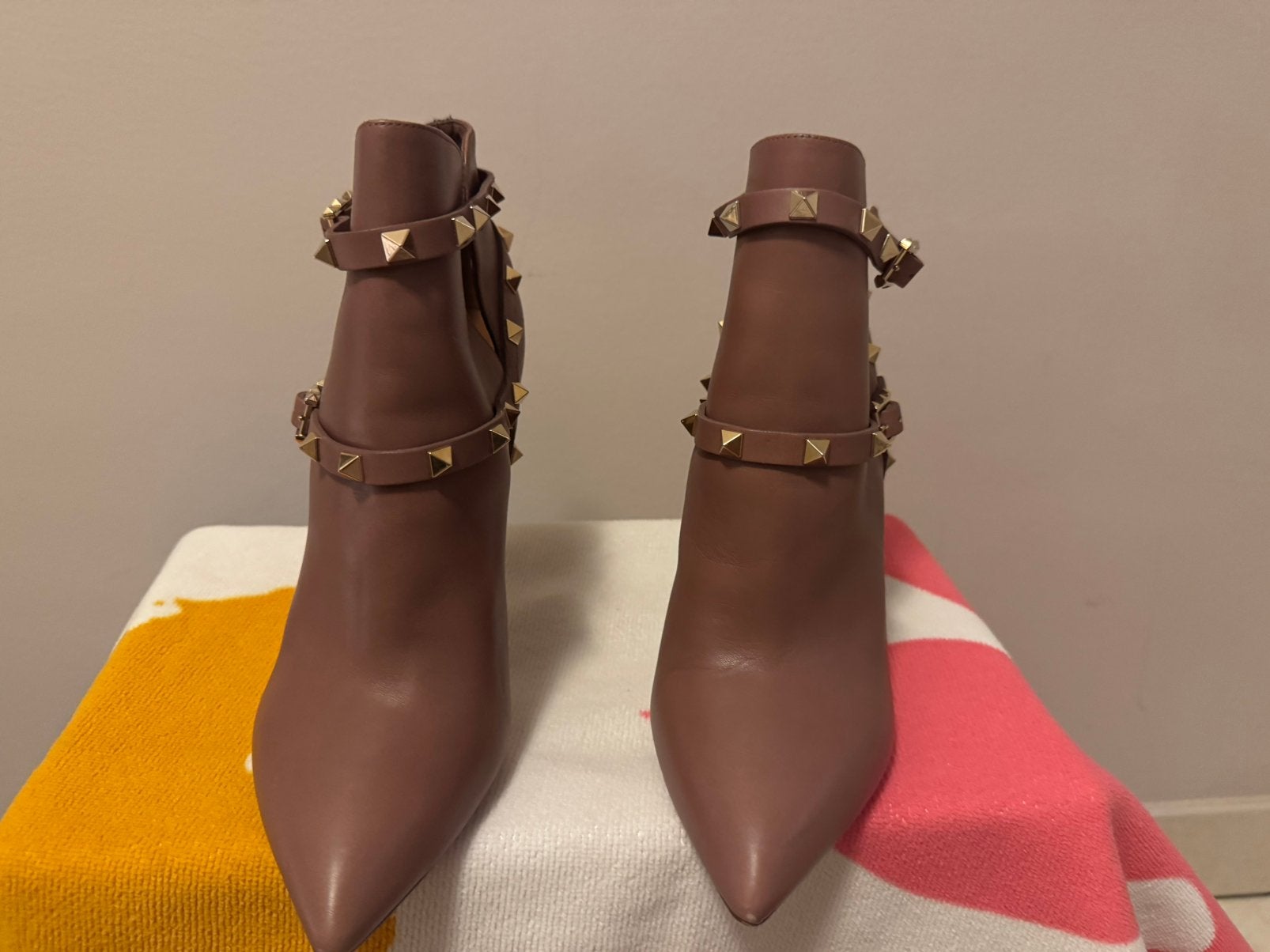 Valentino Garavani Rockstud enkellaarzen van bruin leer, Kleding | Dames, Schoenen, Ophalen of Verzenden, Zo goed als nieuw, Bruin