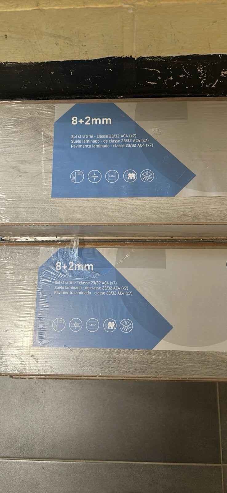 Parquet stratifié 18,7 m²  - 8+2 mm Qualité AC4, Huis en Inrichting, Stoffering | Vloerbedekking, Ophalen, Zo goed als nieuw, Grijs