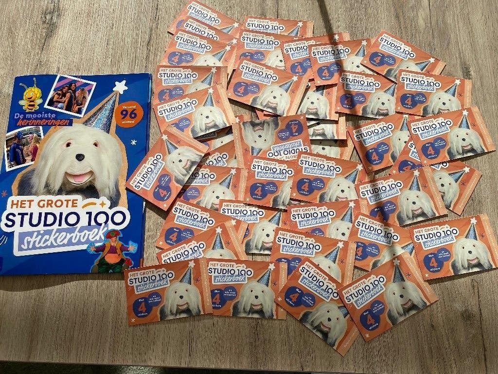 Nieuw Studio 100 plakboek en 63 ongeopende pakjes stickers, Ophalen