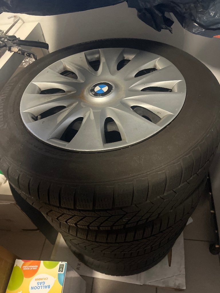 Winterbanden continental * BMW met wieldoppen, Auto-onderdelen, Banden en Velgen, Ophalen, Gebruikt, Velg(en), 16 inch