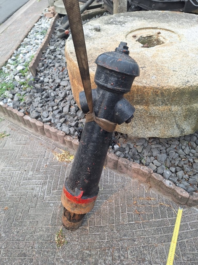 Gietijzeren waterhydrant + scheepsschroef, Ophalen