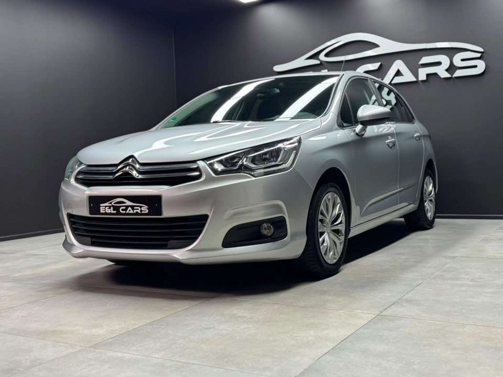 Citroën C4 C4 1.4i *12 mois de garantie* (bj 2015), Auto's, Citroën, Euro 5, Stof, Gebruikt, Zwart