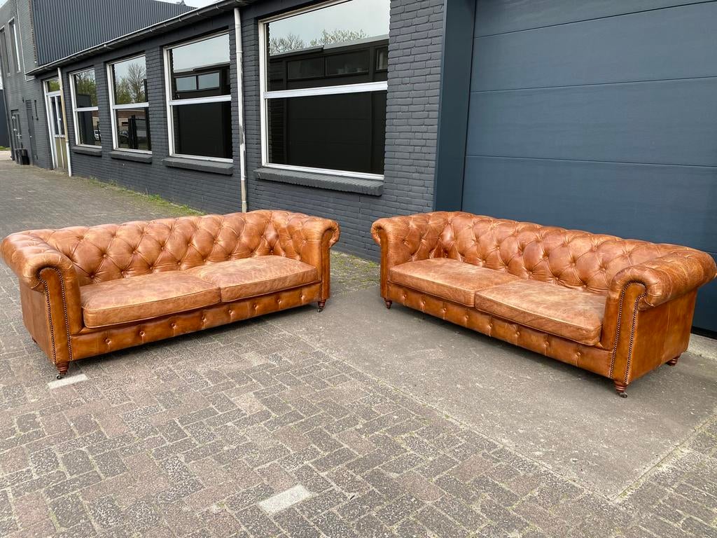 Twee prachtige Chesterfield zetels vintage cognac, Huis en Inrichting, Ophalen of Verzenden, Zo goed als nieuw, Leer