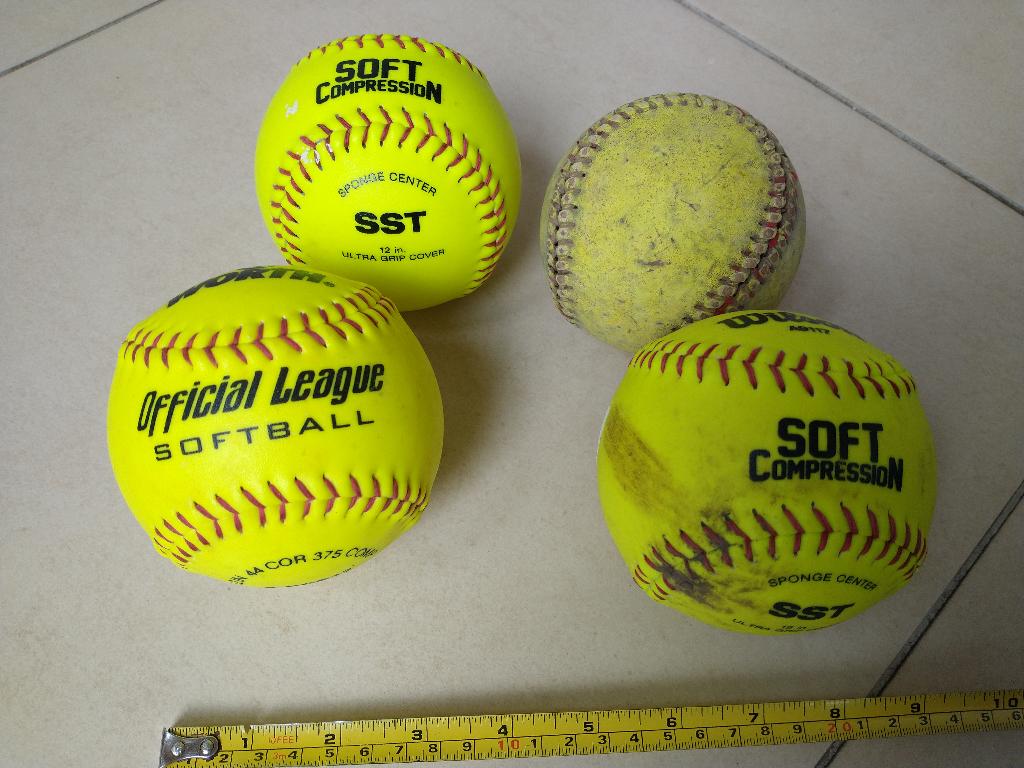 4 softball ballen = base ball voor dames, Sport en Fitness, Ophalen, Gebruikt
