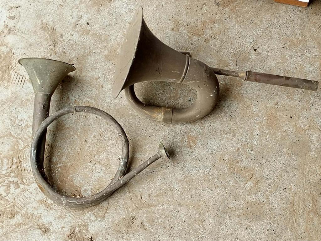 Jachthoorns  vervaardigd uit  koper, Ophalen