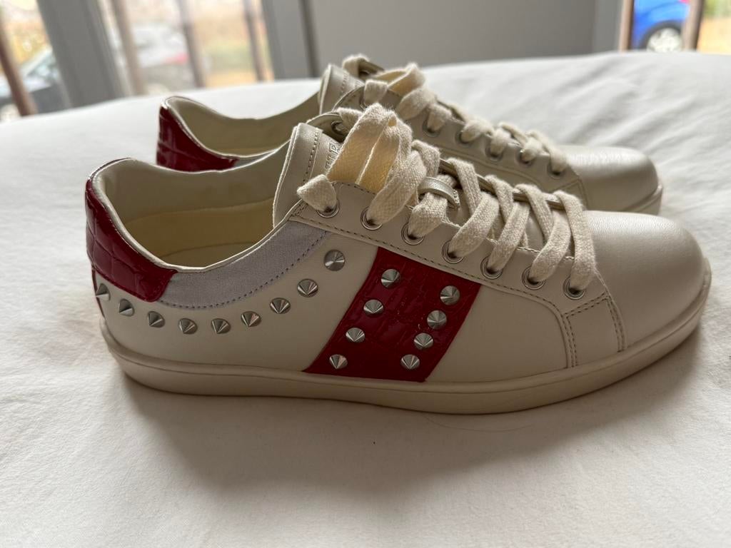 Guess sneakers Raelin 2 rood/wit studs - mt 38, Kleding | Dames, Overige kleuren, Ophalen of Verzenden, Zo goed als nieuw, Sneakers