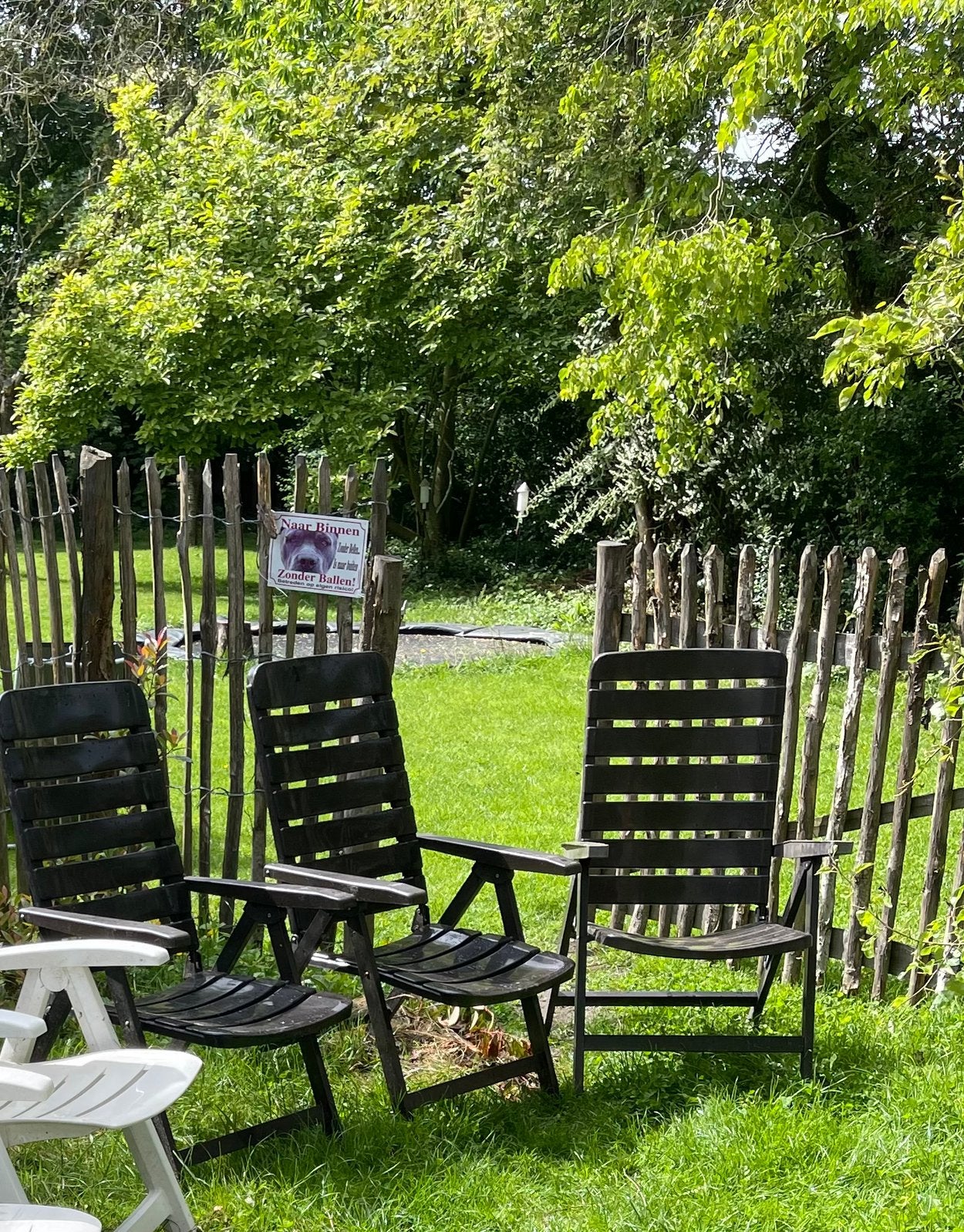 Set van 3 donkergrijze kunststof tuinstoelen in goede staat, Tuin en Terras, Ophalen, Gebruikt, Kunststof, Inklapbaar