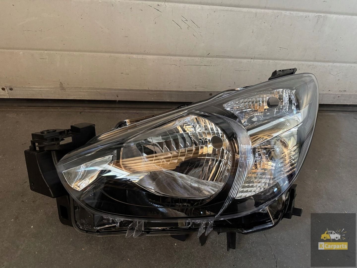 db5j-51040, feu gauche Mazda 2 II Normal, Shinchi, Fuchu-Cho 3-1
730-8670  Hiroshima, Mazda Motor Corporation, Info@mazda.co.jp