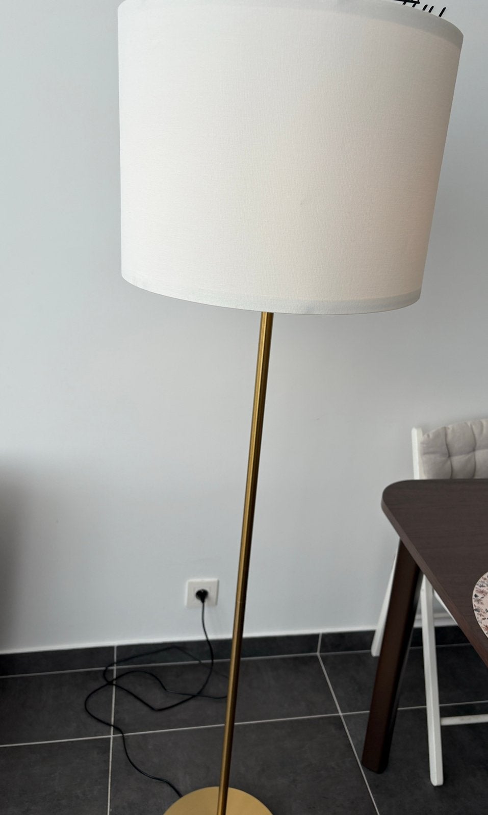 Lampadaire moderne blanc et doré – Très bon état, Enlèvement, Comme neuf