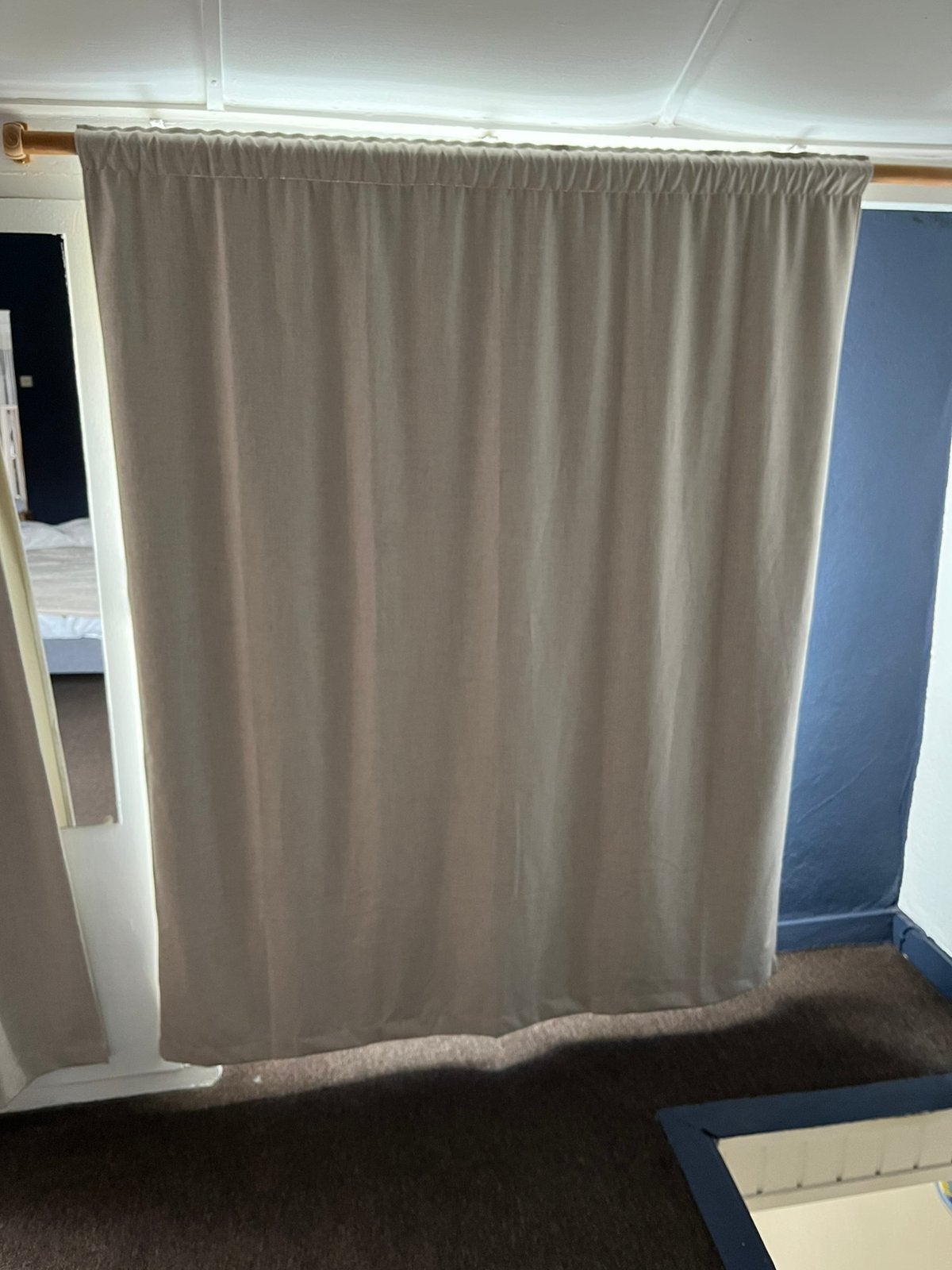 2 gordijnen  140x245.  Gratis, Ophalen, Gebruikt, Verduisterend, Beige