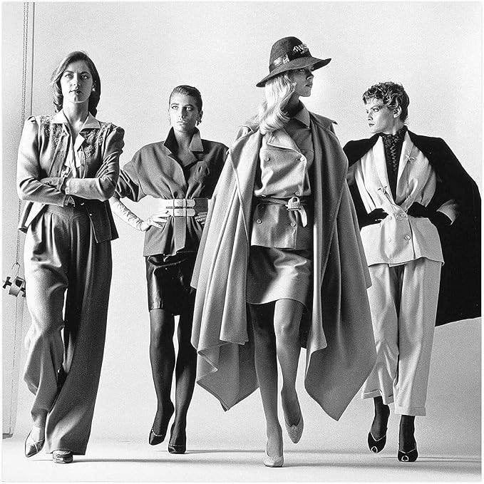Helmut Newton - Ils arrivent, Paris - 1981, Envoi