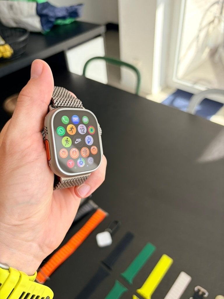 Apple Watch Ultra 3 49mm Titane + Milanais titane, Étanche, Apple Watch, IOS, Comme neuf
