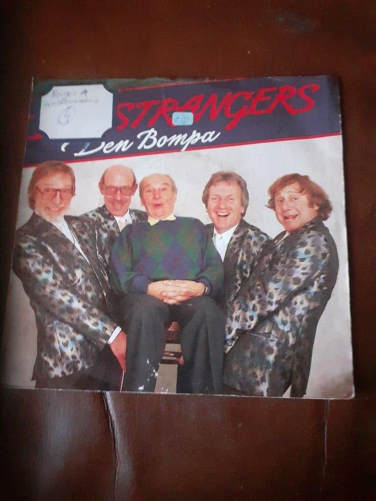 45T De Strangers : Den bompa / Veel te veel, Ophalen of Verzenden