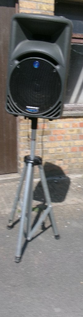 geluidsbox Mackie SRM 450 met driepekkelpoot, TV, Hi-fi & Vidéo, Enlèvement, Comme neuf