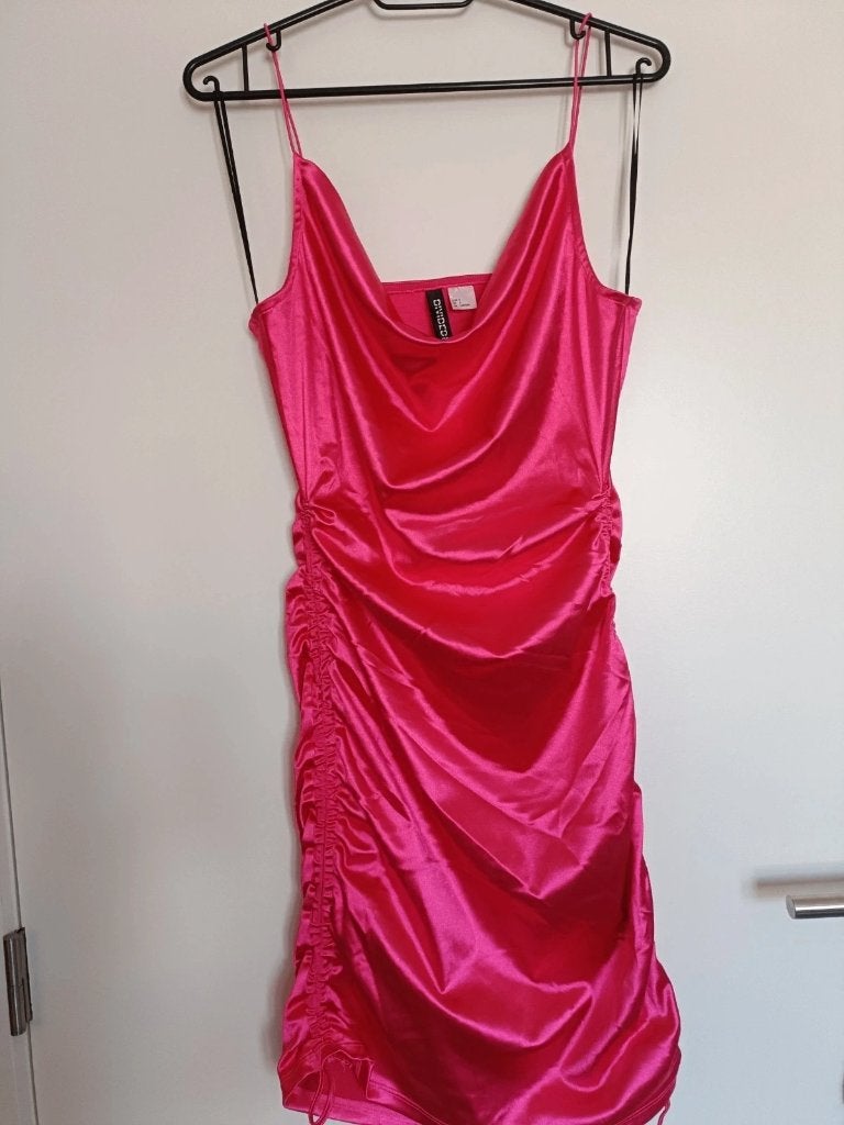 Robe satinée fuchsia H&M, côtés réglables – S – neuve, Vêtements | Femmes, Enlèvement ou Envoi, Comme neuf, Taille 36 (S), Rose