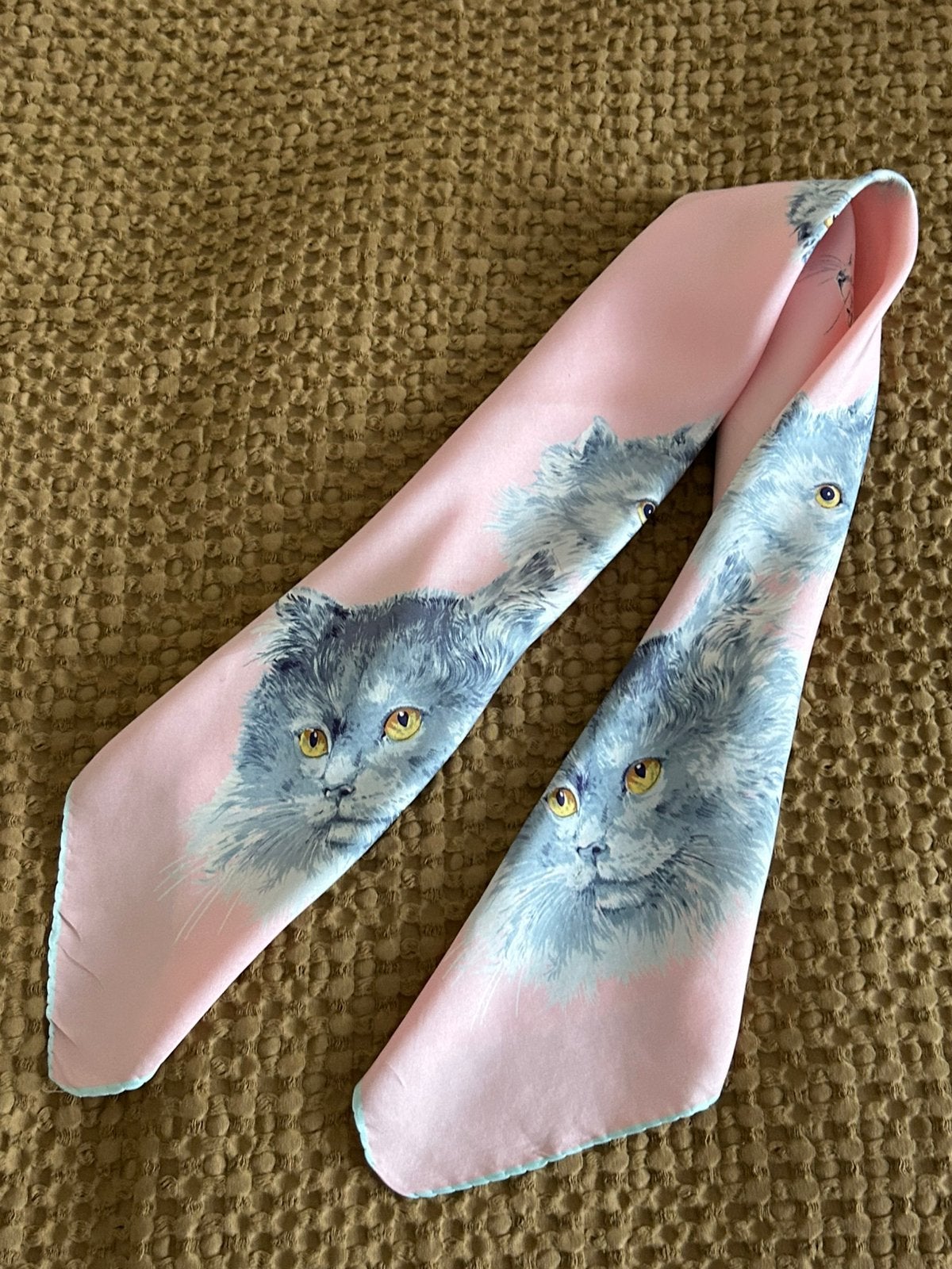 Roze zijden vierkant met grijze en witte kattenprint, Ophalen, Gedragen