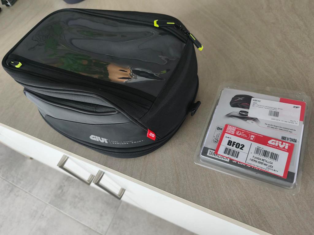 Sacoche de réservoir extensible Givi Easy-T 131B + BF02, Motos, Accessoires | Valises & Sacs, Comme neuf, Enlèvement