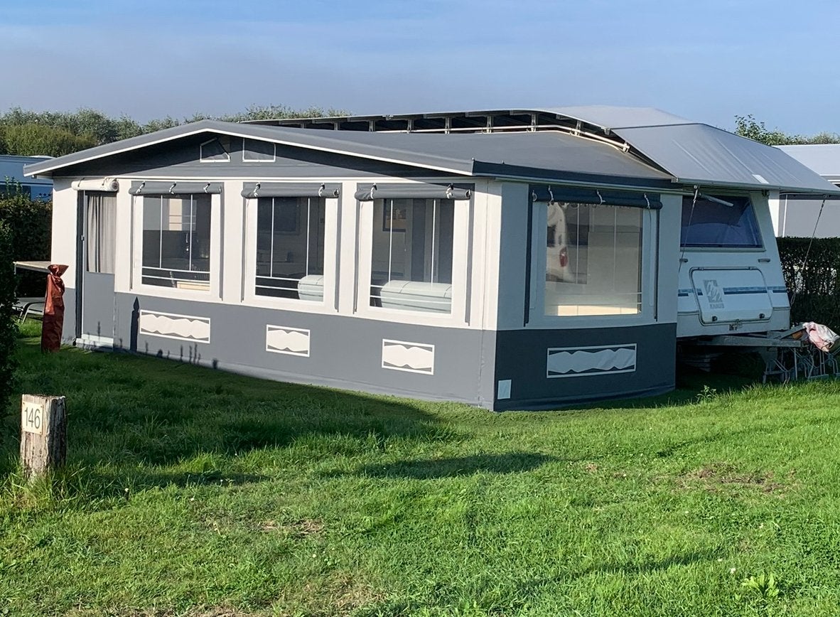 Caravan Knaus met voortent en  opzetdak van ADM Bâches, Vast bed, 7 tot 8 meter, Particulier, Knaus