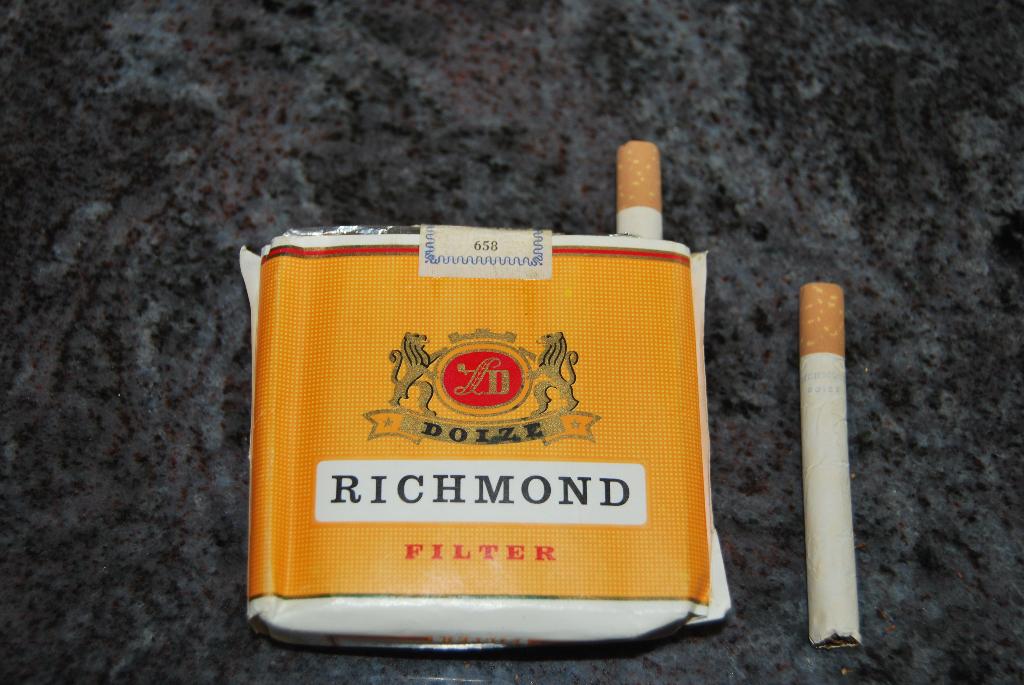 RICHEMOND-FILTER. OUD PAKJE NIET-CONSUMEERBARE SIGARETTEN, Verzamelen, Ophalen of Verzenden