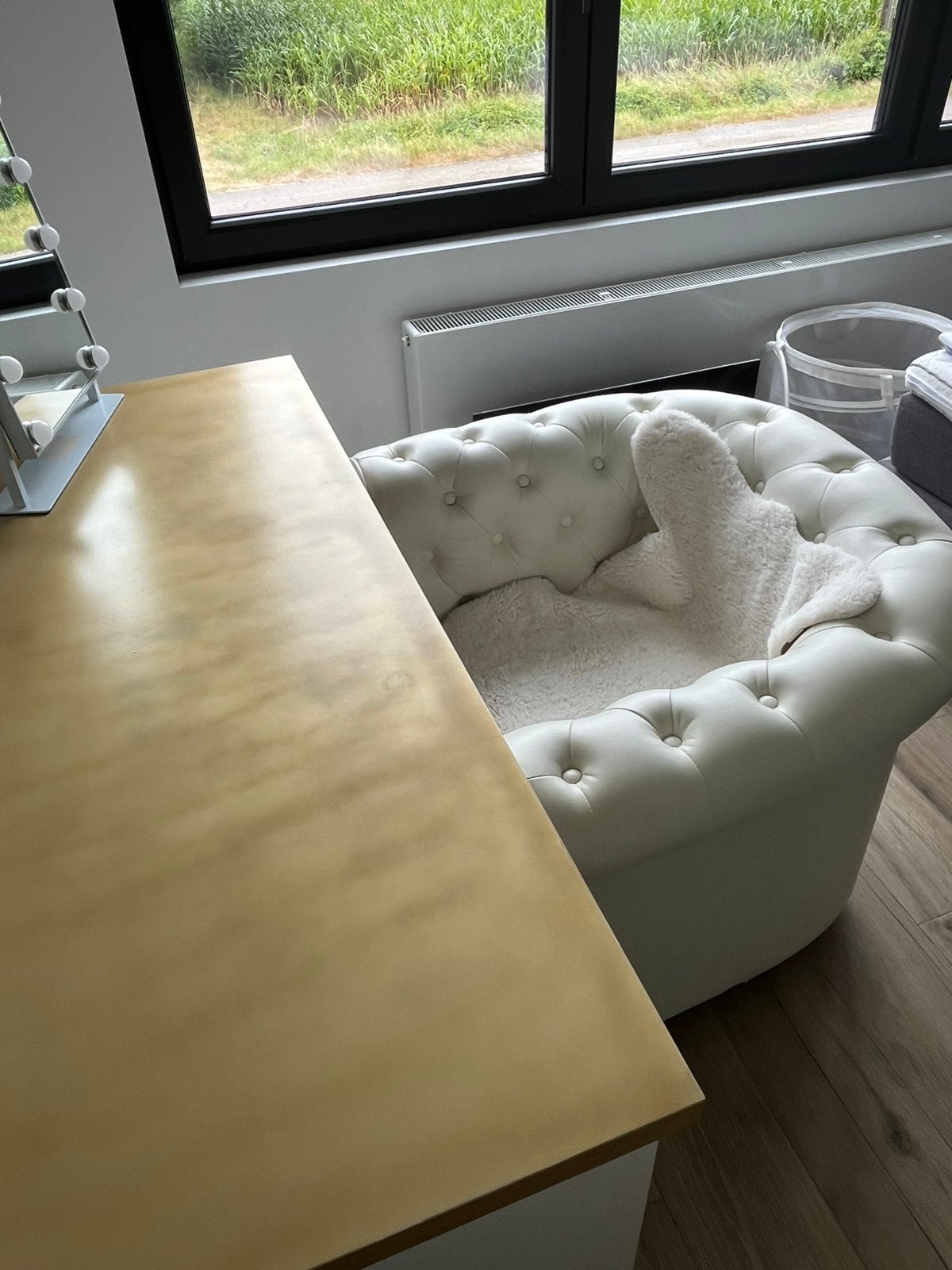 Bureau/make up tafel goud/wit 1m20 lang met 2 ladekolommen, Ophalen, Schoolbureau, Zo goed als nieuw, IKEA
