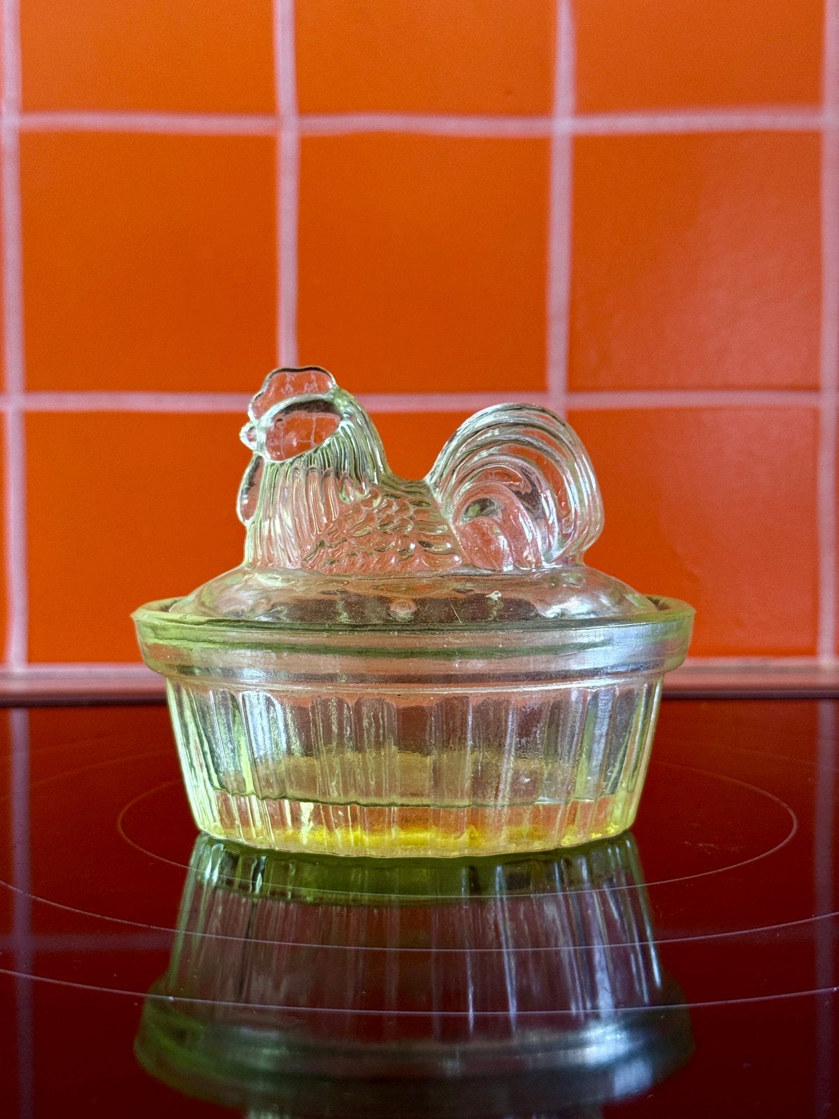Kip op nest - Vintage groen geperst glas, Ophalen of Verzenden