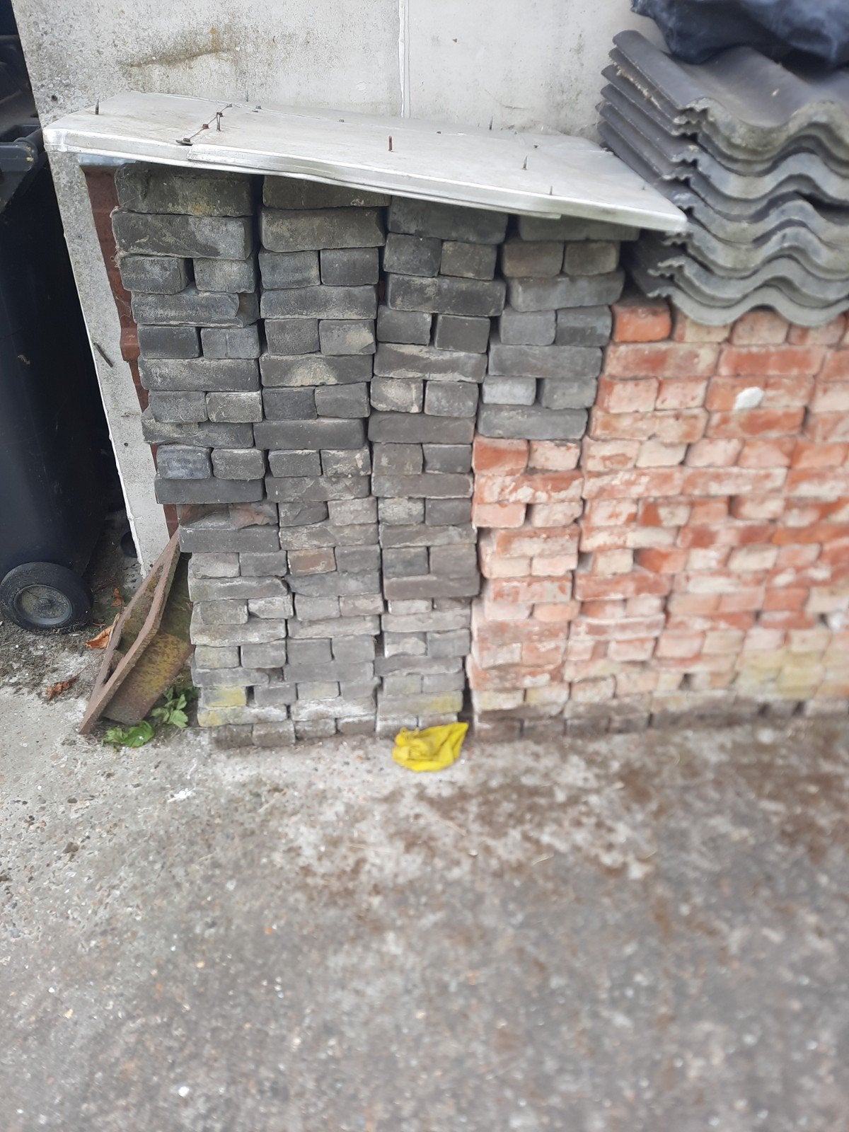 Zwarte en rode stenen, Ophalen