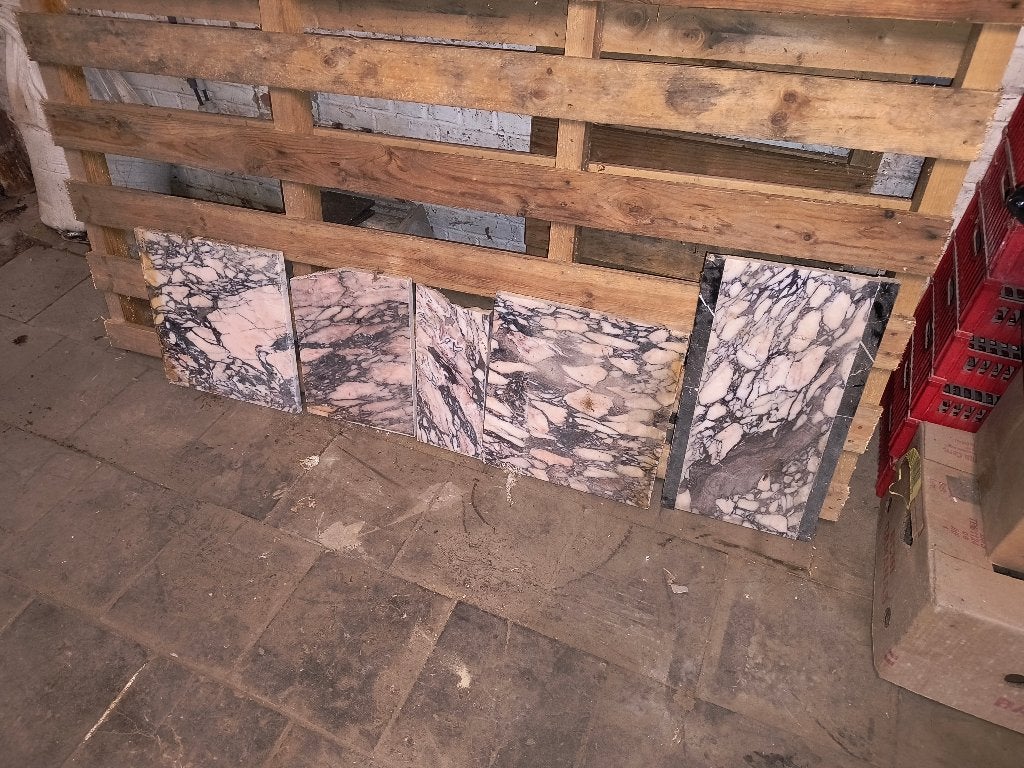 Pièces en marbre, Enlèvement