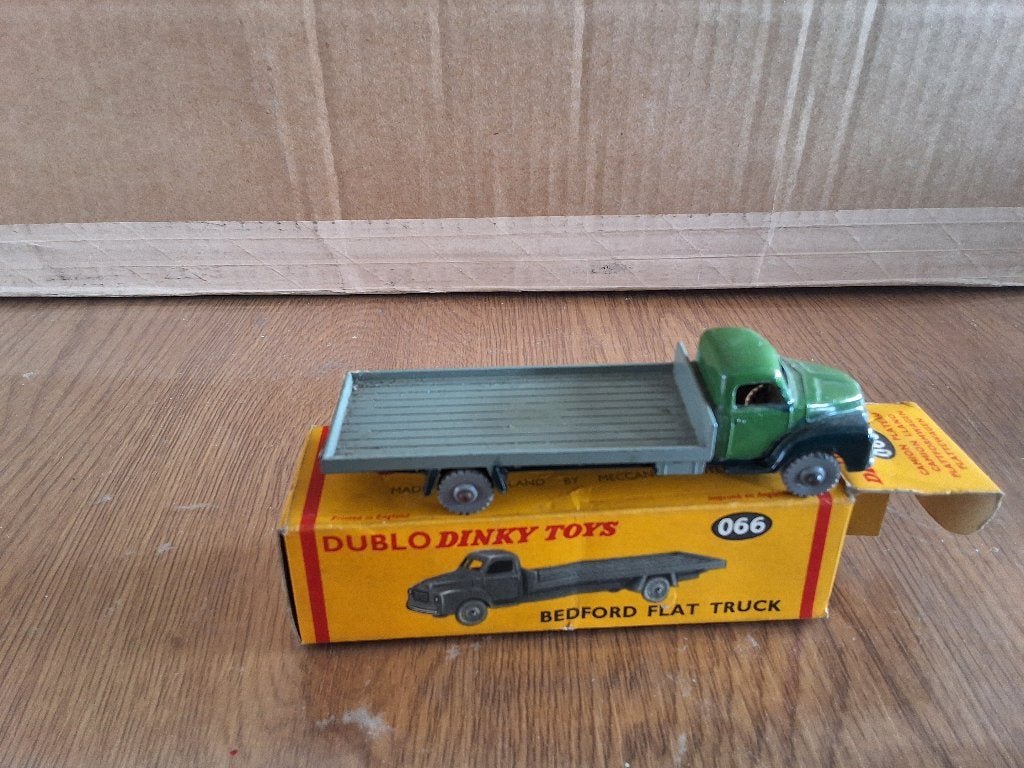 Dublo-Dinky-Toys 066 bedford flat truck, Hobby en Vrije tijd, Modelauto's | 1:43, Gebruikt, Bus of Vrachtwagen, Dinky Toys, Ophalen of Verzenden