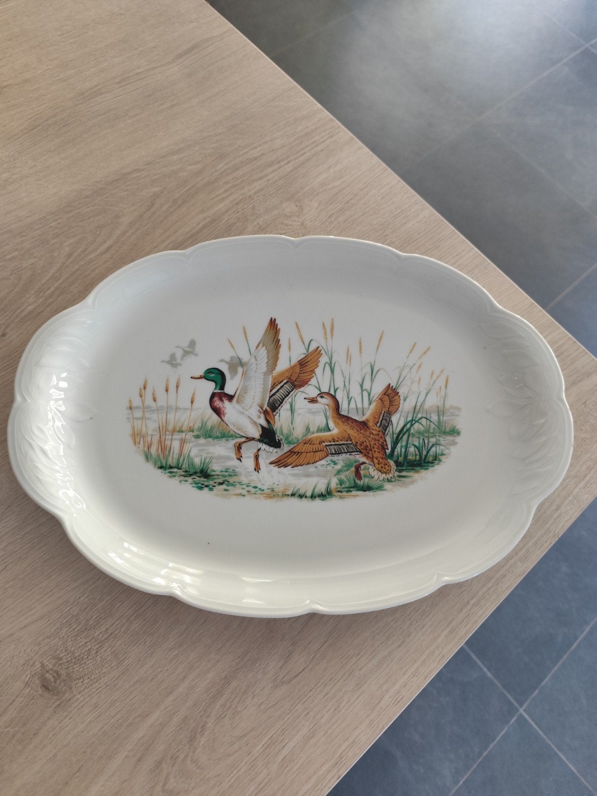 Grand plat oval porcelaine ALOYA (Espagne) - Décor Canards, Maison & Meubles, Enlèvement ou Envoi, Porcelaine