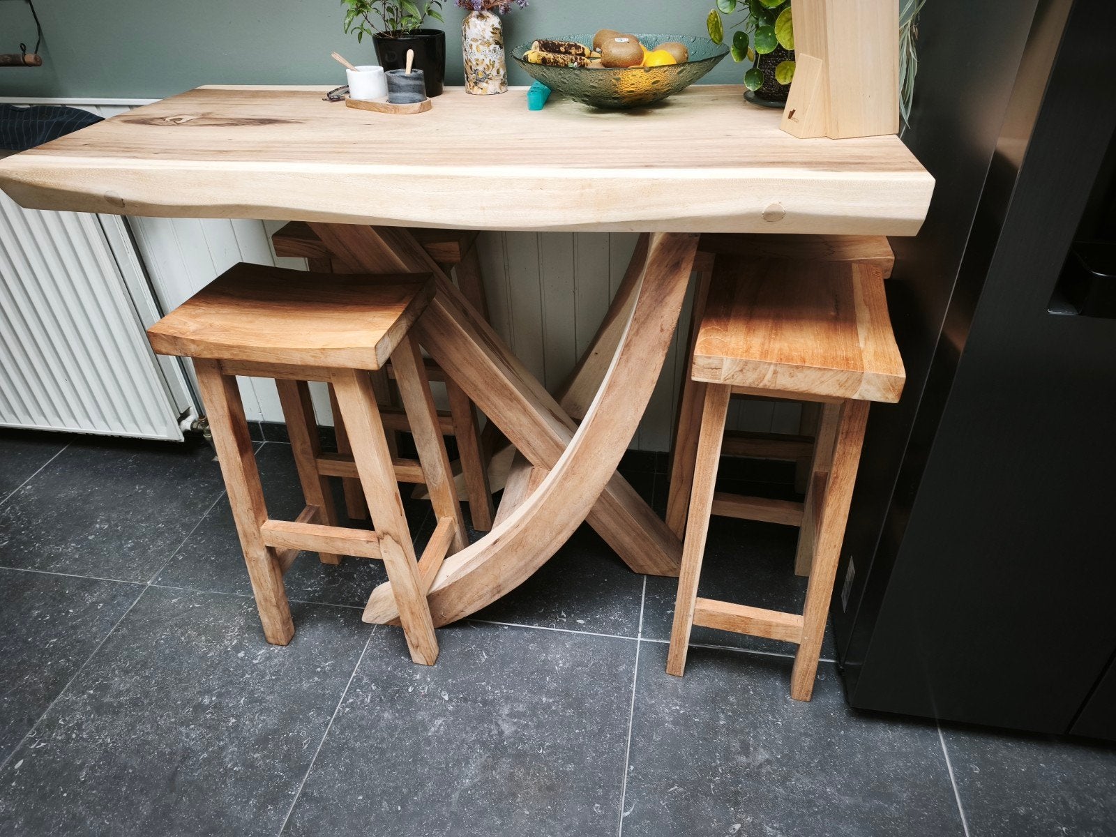 Prachtige boomstambar tafel met 4 krukken, Ophalen