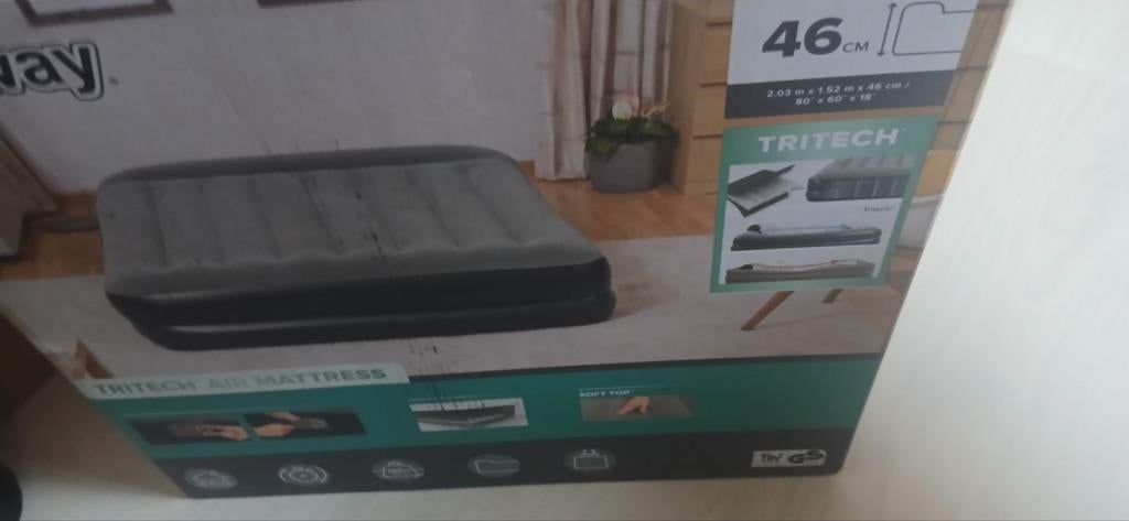 Luchtmatras bestway, Caravanes & Camping, Matelas pneumatiques, Enlèvement, Pompe intégrée, Comme neuf, 2 personnes