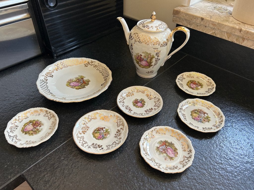 Porseleinen koffiekan en 7 bordjes, Enlèvement