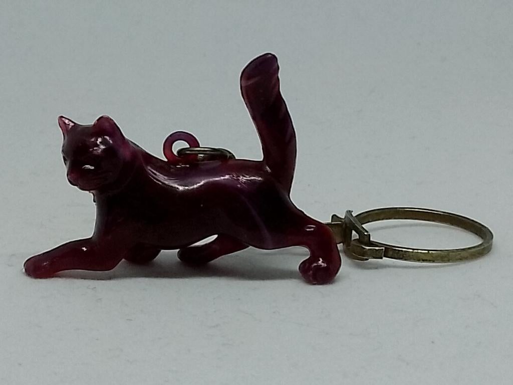 Vintage Sleutelhanger Kat – Bordeaux Rood Kunststof, Enlèvement ou Envoi, Utilisé, Animal et Nature