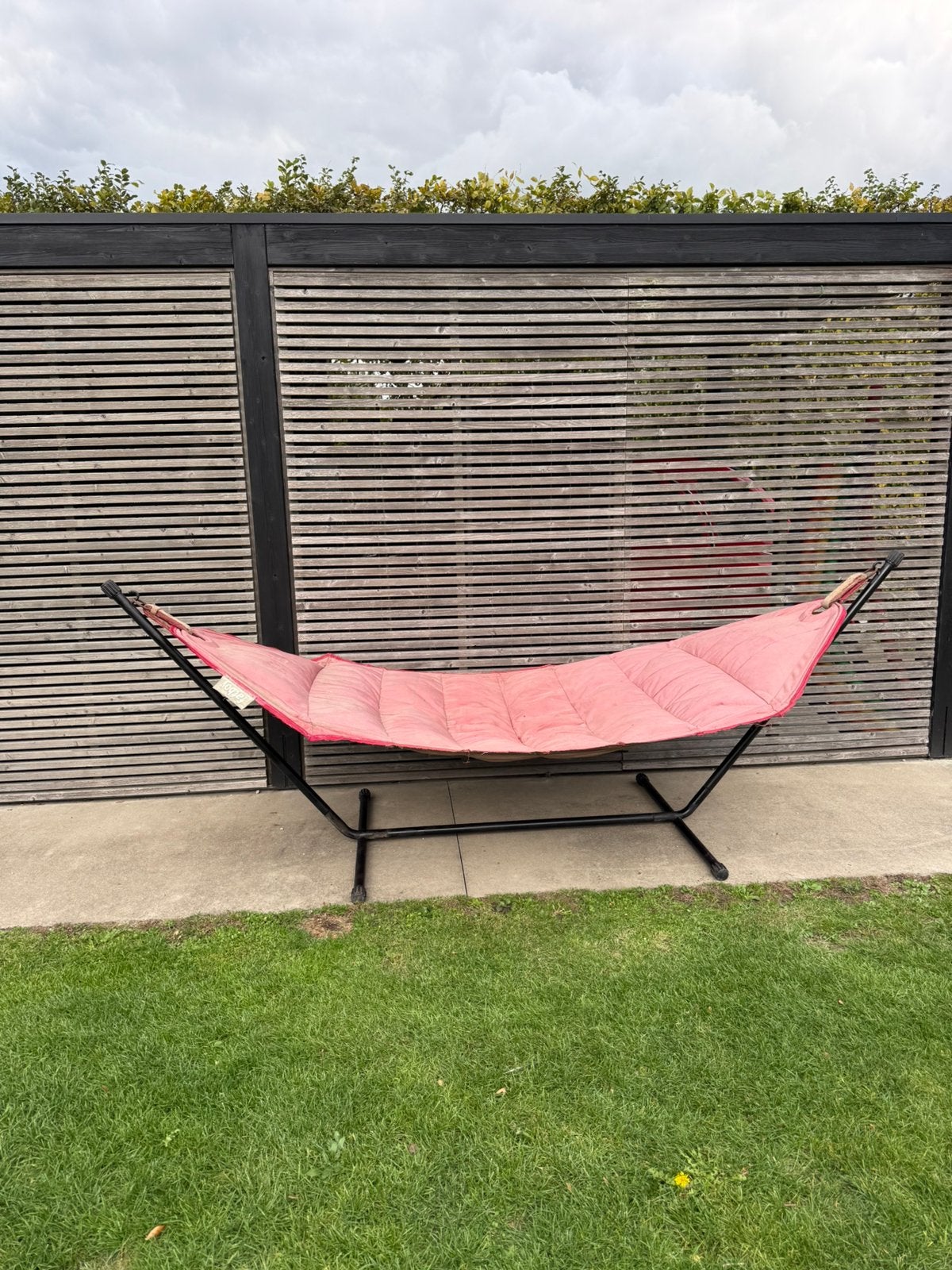 Fatboy hangmat met zwart onderstel – roze, Tuin en Terras, Ophalen, Gebruikt, Meerpersoons, Met standaard