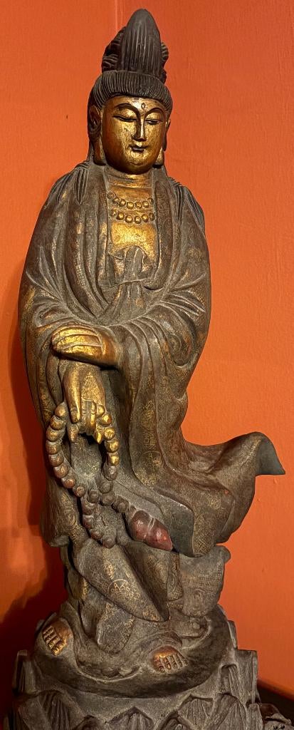 Kwan Yin Beeld in massief hout en goudkleurig chroom., Antiek en Kunst, Ophalen of Verzenden